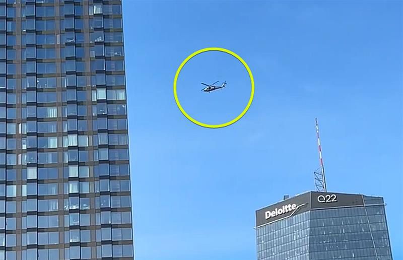 Manewry śmigłowca nad Warszawą. Black Hawk zawisł nad wieżowcem