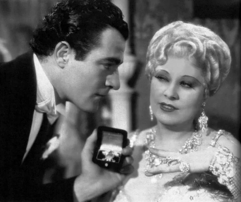 Mae West w filmie “Lady Lou”, 1933. W filmie wystąpiła we własnych diamentach