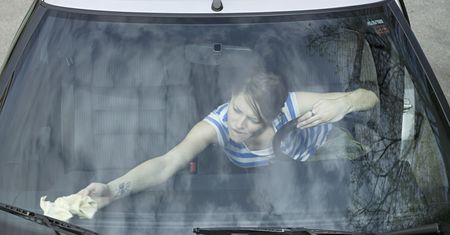 Czym umyć szyby w samochodzie? Wielu robi ten błąd