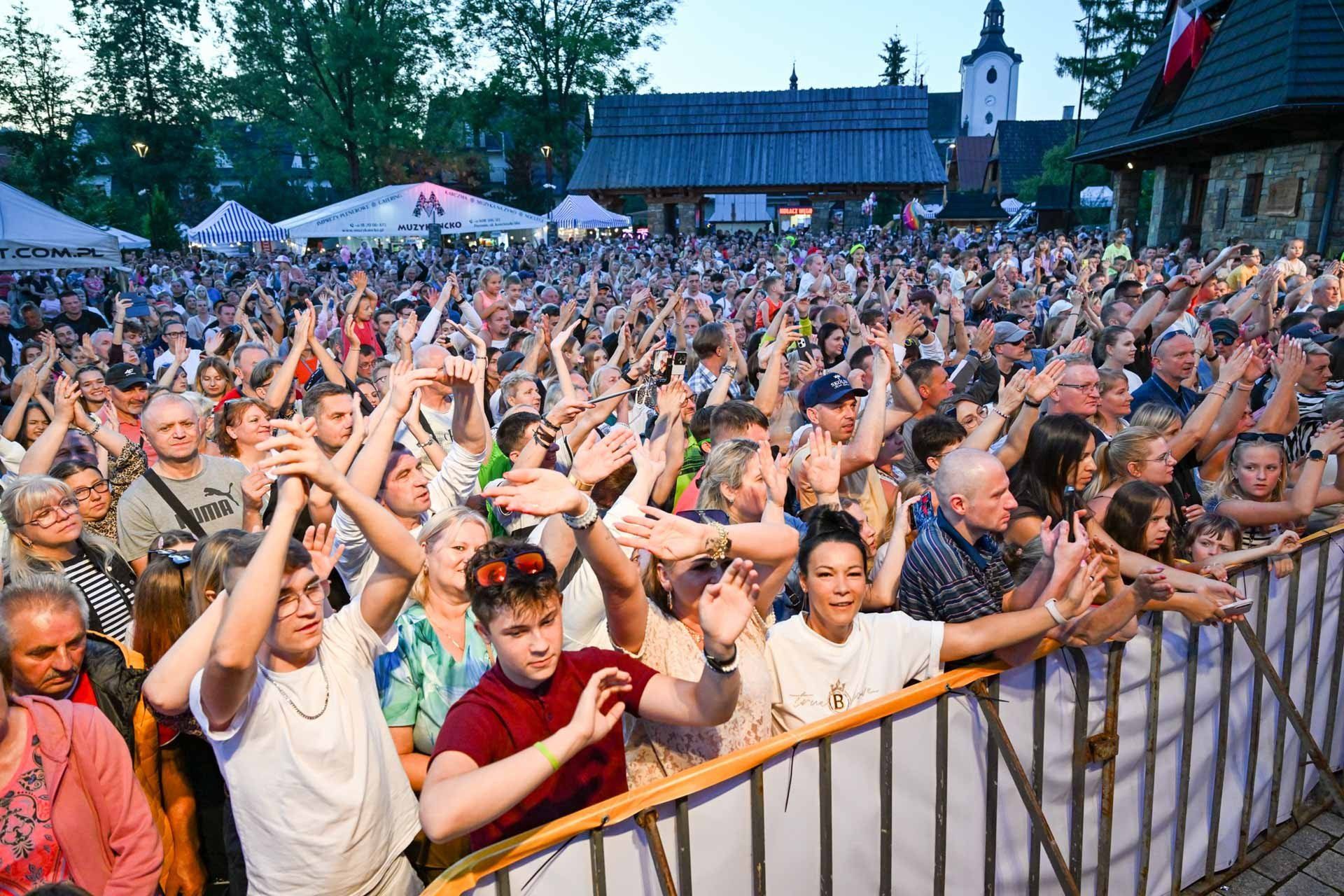 Koncert Zespołu Piękni i Młodzi z Magdaleną Narożną