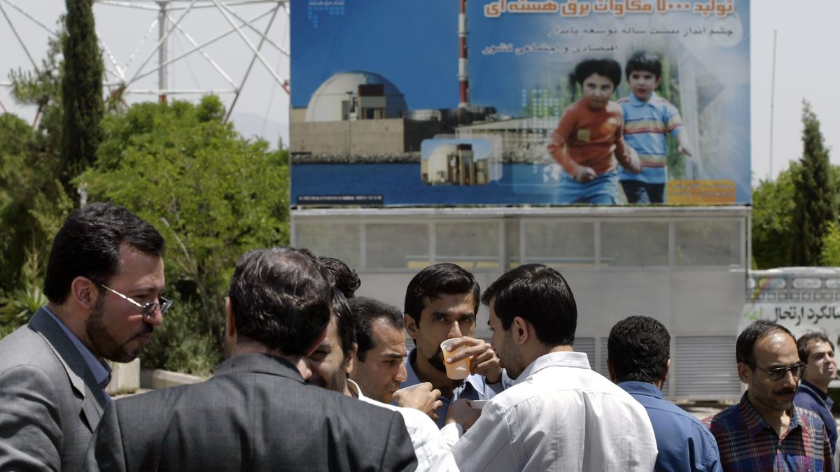 Iranian employees take a break at the Atomic Energy Organization of Iran’s facility in Amir-Abad, west of Tehran, on June 1, 2005. (Photo by Yannis Kontos/Sygma via Getty Images)