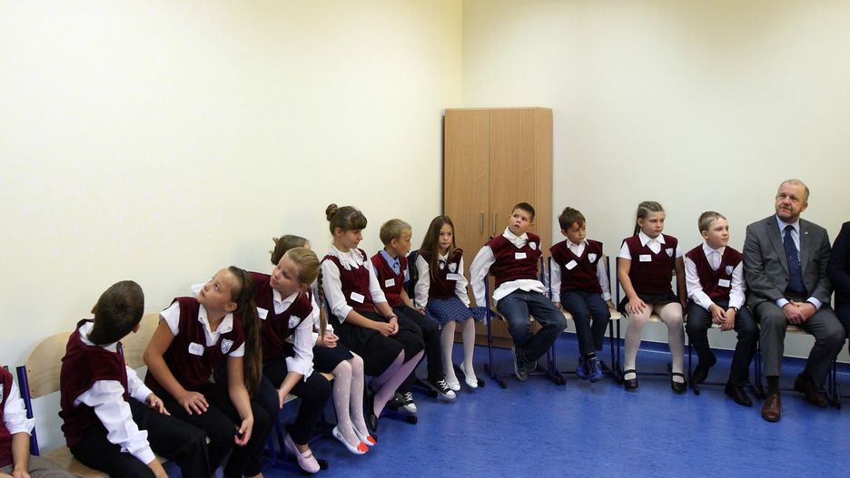 Szkoły niepubliczne wysyłają do rodziców komunikaty, aby dzieci zostały w domu [zdj. archiwalne]