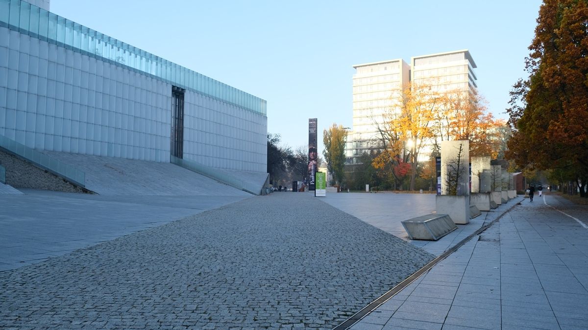 Plac Teatralny przed Centrum Spotkania Kultur