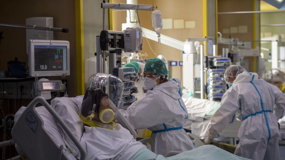 ROME, ITALY - DECEMBER 17: A Covid-19 patient wearing the CPAP mask is treated by health workers in the Intensive Care Unit (ICU) at the Covid Emergency department of the Umberto I Hospital, during the Coronavirus pandemic on December 17, 2020, in Rome, Italy. There have been over 1,870,000 reported coronavirus (COVID-19) cases in Italy and more than 65,857 related deaths since the beginning of the pandemic. (Photo by Antonio Masiello/Getty Images)