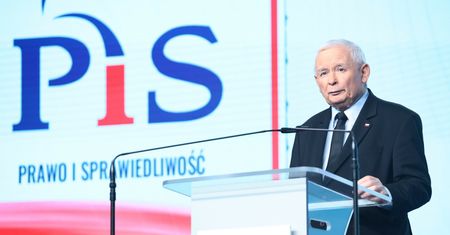 Pokazali zarobki asystentki prezesa PiS