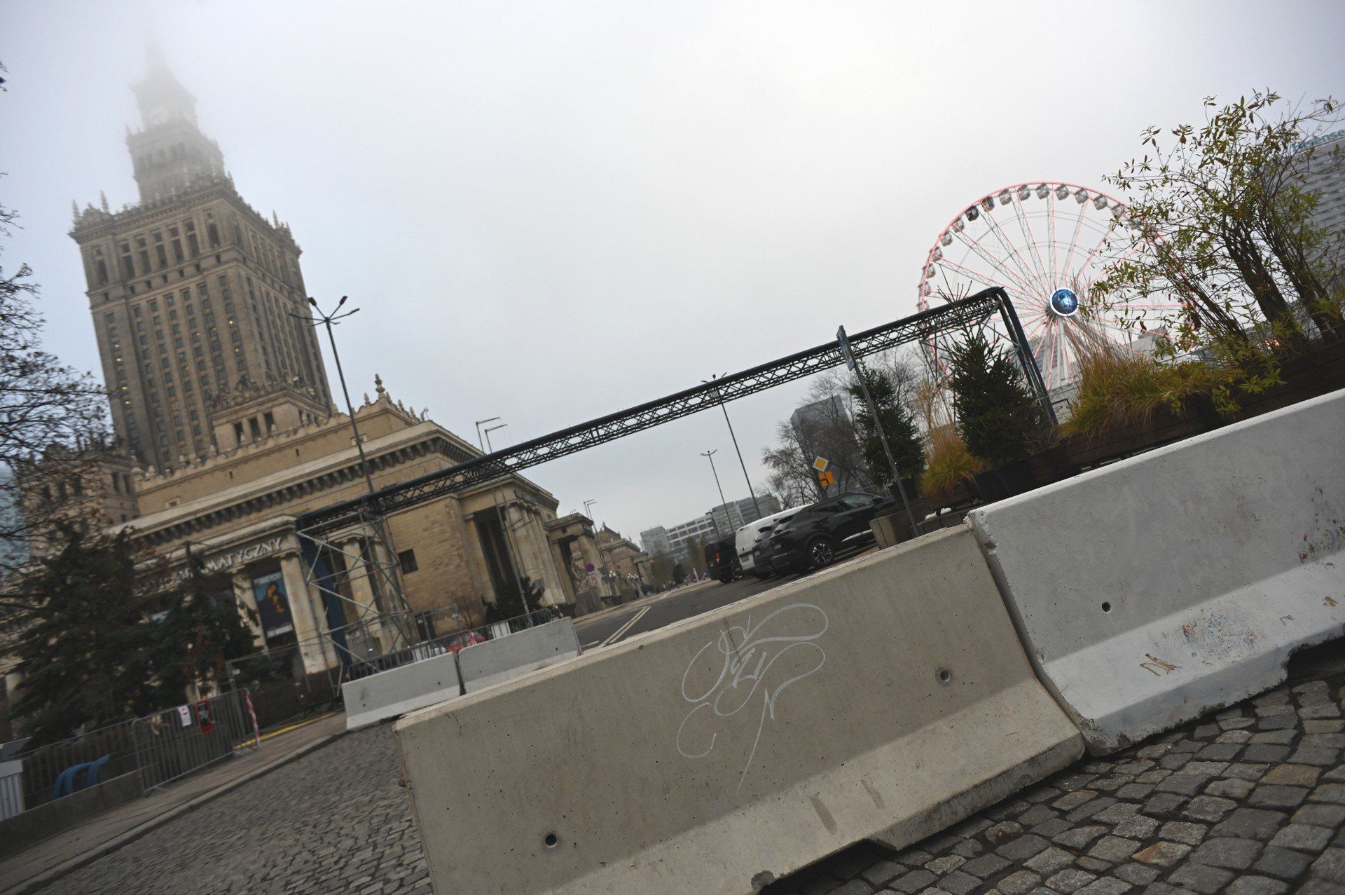 Betonowe zapory i całodobowy monitoring. Specjalne środki ostrożności w związku ze świątecznym jarmarkiem