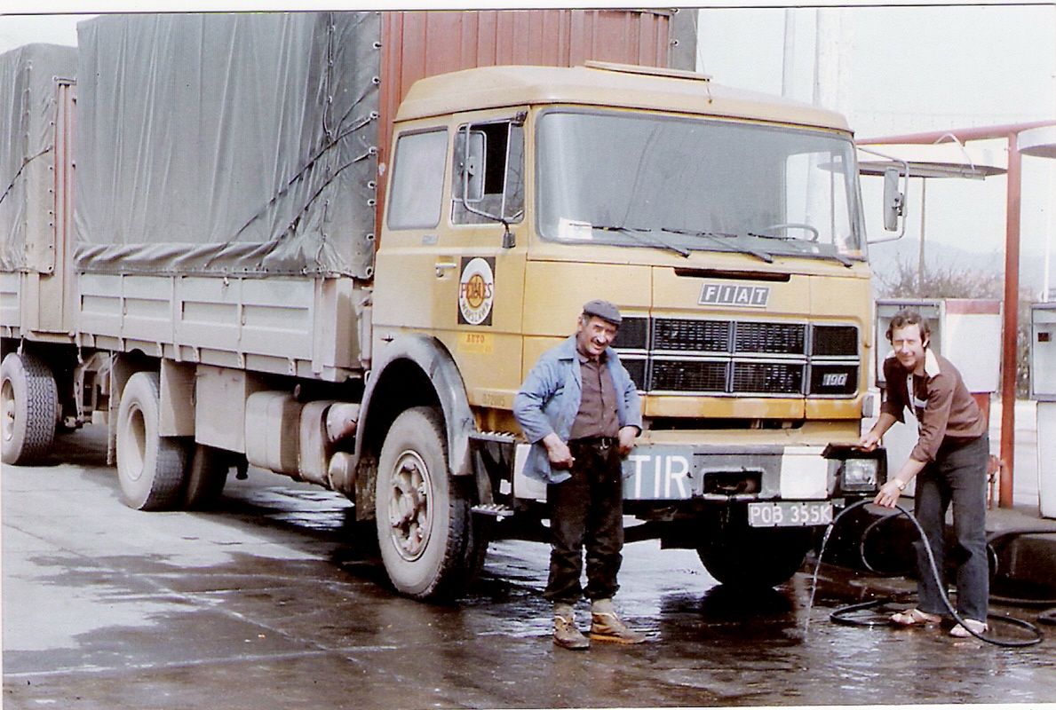 Adam Frąckowiak z ciężarówką Fiat 190 NC. Takie pojazdy w latach 80. Pekaes Warszawa wielokrotnie wysyłał do krajów bliskowschodnich, w tym Iranu (fot. archiwum Adama Frąckowiaka)