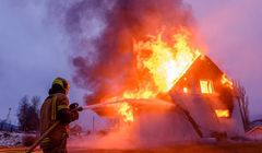 Choinka płonie w 5 sekund. Ubezpiecz się!