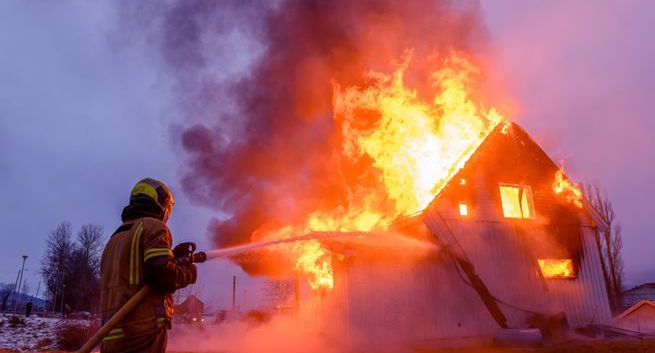 Choinka płonie w 5 sekund. Ubezpiecz się!