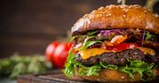 Legendy o pierwszym burgerze: skąd się wzięła nasza ulubiona kanapka?