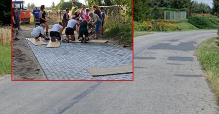 Nie mogły się doczekać chodnika. Kobiety same wybrukowały ścieżkę