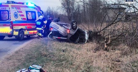 Poważny wypadek w Myszkowie. 19-latek doprowadził do dachowania auta, pięć osób w szpitalu