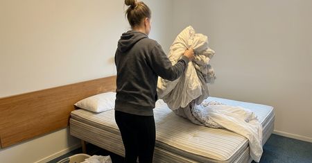 Miała zarabiać w bogatej Szwajcarii. Skończyła w pokoju nad stajnią, bez umowy. Jak wygląda sezonowa praca Polaków