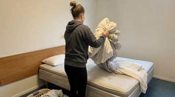 Miała zarabiać w bogatej Szwajcarii. Skończyła w pokoju nad stajnią, bez umowy. Jak wygląda sezonowa praca Polaków
