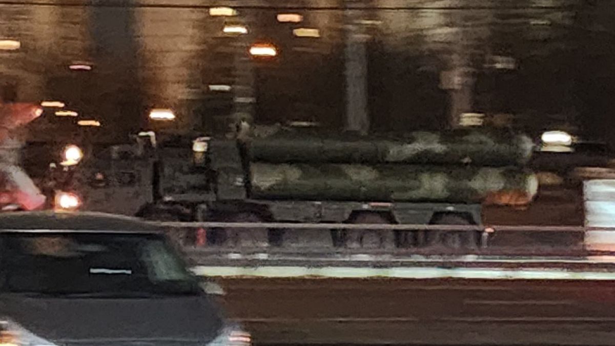 Konwój z S-400 jadący po Moskwie