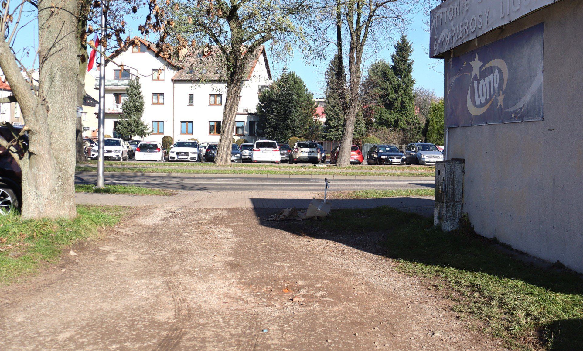 Widok od dzikiego parkingu w stronę ulicy Dąbrowskiego