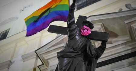 Warszawa. Surowa kara za zawieszenie tęczowej flagi. To mogą być dwa lata więzienia