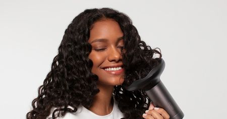 Suszarka do włosów Dyson na prezent – co wybrać na święta i Black Friday?