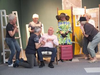 Ciekawy spektakl teatralny seniorów w starachowickiej bibliotece. Zobacz zdjęcia