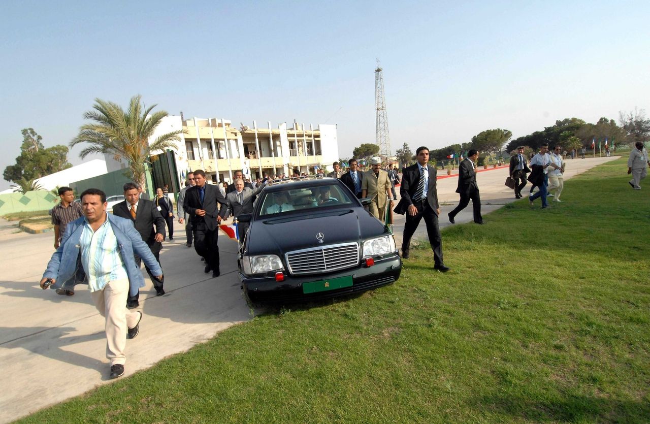 Muammar Kaddafi wychodzi ze swojego Mercedesa Klasy S, by przywitać Nicolasa Sarkozy'ego (fot. WITT/SIPAEAST NEWS)