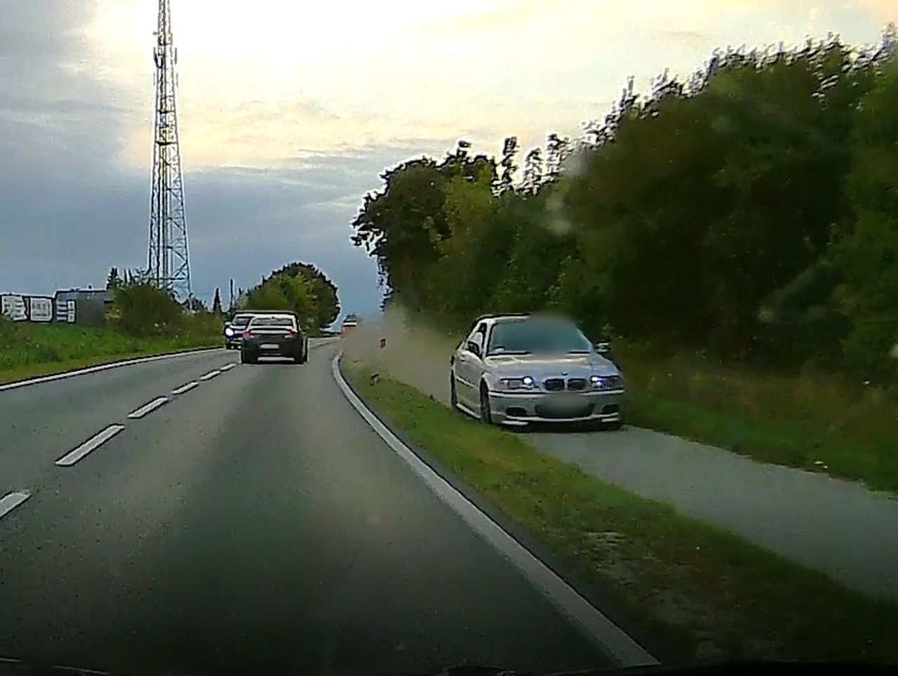 Osówiec: BMW pędziło ścieżką rowerową. 21-latek usłyszał zarzuty