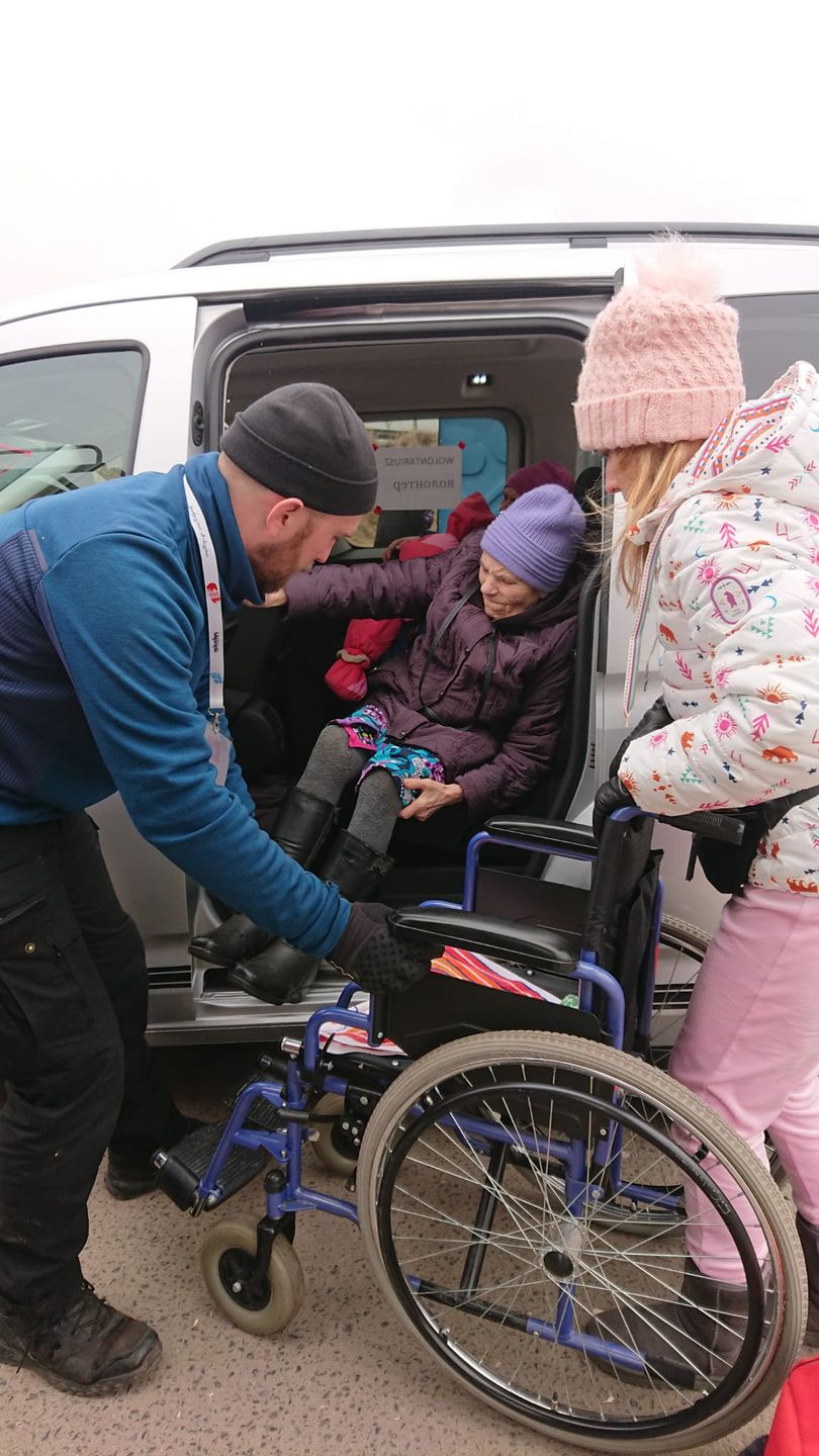 Polacy i Volkswagen Multivan T4 niosą pomoc w Ukrainie