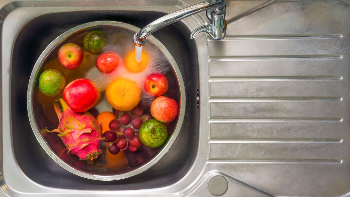 Niektóre produkty spożywcze powinniśmy myć od razu po przyniesieniu ze sklepu