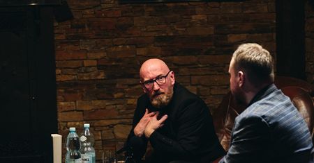 W oczekiwaniu na serial. Bohaterowie "Zmory" wrócili w najnowszej książce Roberta Małeckiego
