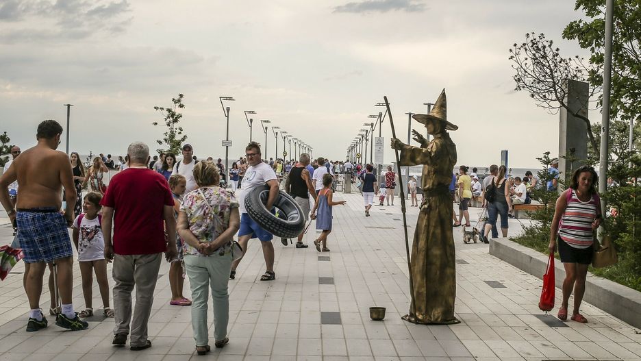 Ile zarabia uliczny grajek w Kołobrzegu? 