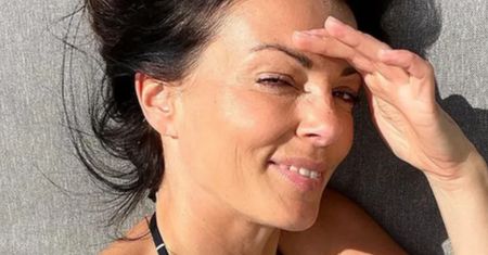 Pozuje w bikini. Model idealny na większy biust