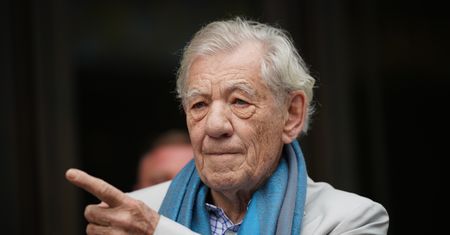 Sir Ian McKellen traci pracę po upadku ze sceny. Jest oświadczenie