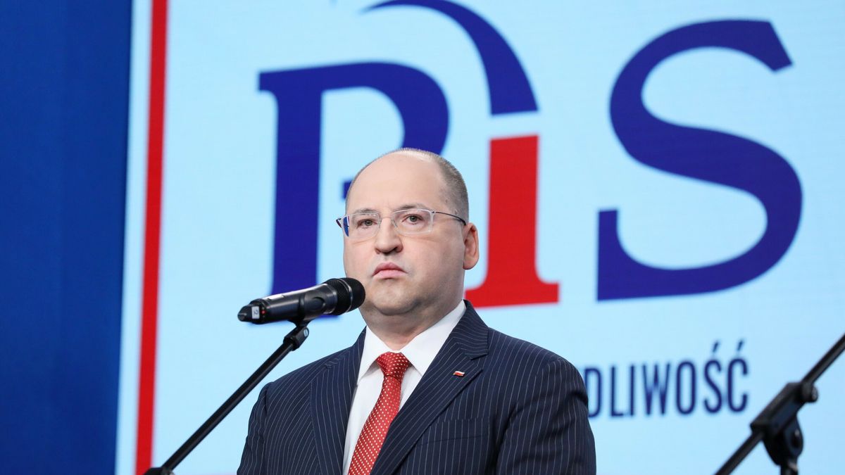 Konferencja Bielana, Morawieckiego i  Brudzi?skiegoFot. Dawid Wolski/East News,  Warszawa, 27.05.2024. Kampania wyborcza do Parlamentu Europejskiego. Konferencja prasowa z udzialem wiceprezesa PiS Mateusza Morawieckiego oraz europosla Adama Bielana (n/z), w siedzibie partii przy ul. Nowogrodzkiej.Dawid Wolski