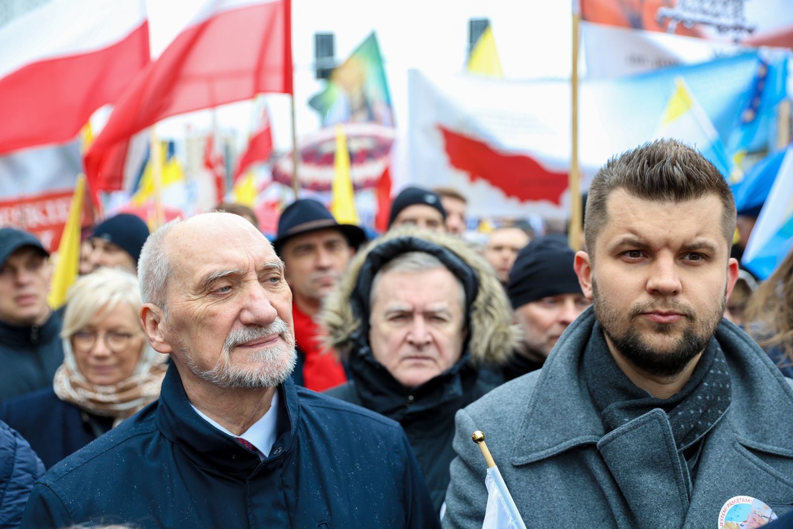 Antoni Macierewicz na marszu papieskim w Warszawie