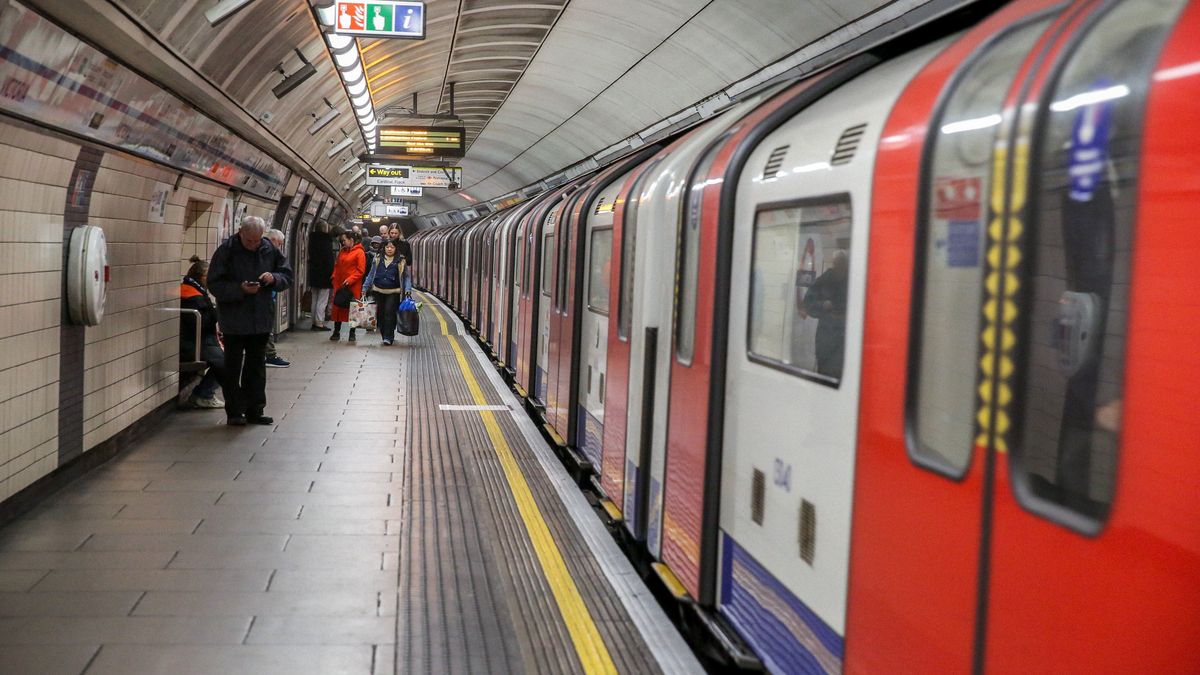 LONDON, UNITED KINGDOM - 2023/03/14: Commuters use the London Underground tube train. (Photo by Steve Taylor/SOPA Images/LightRocket via Getty Images)