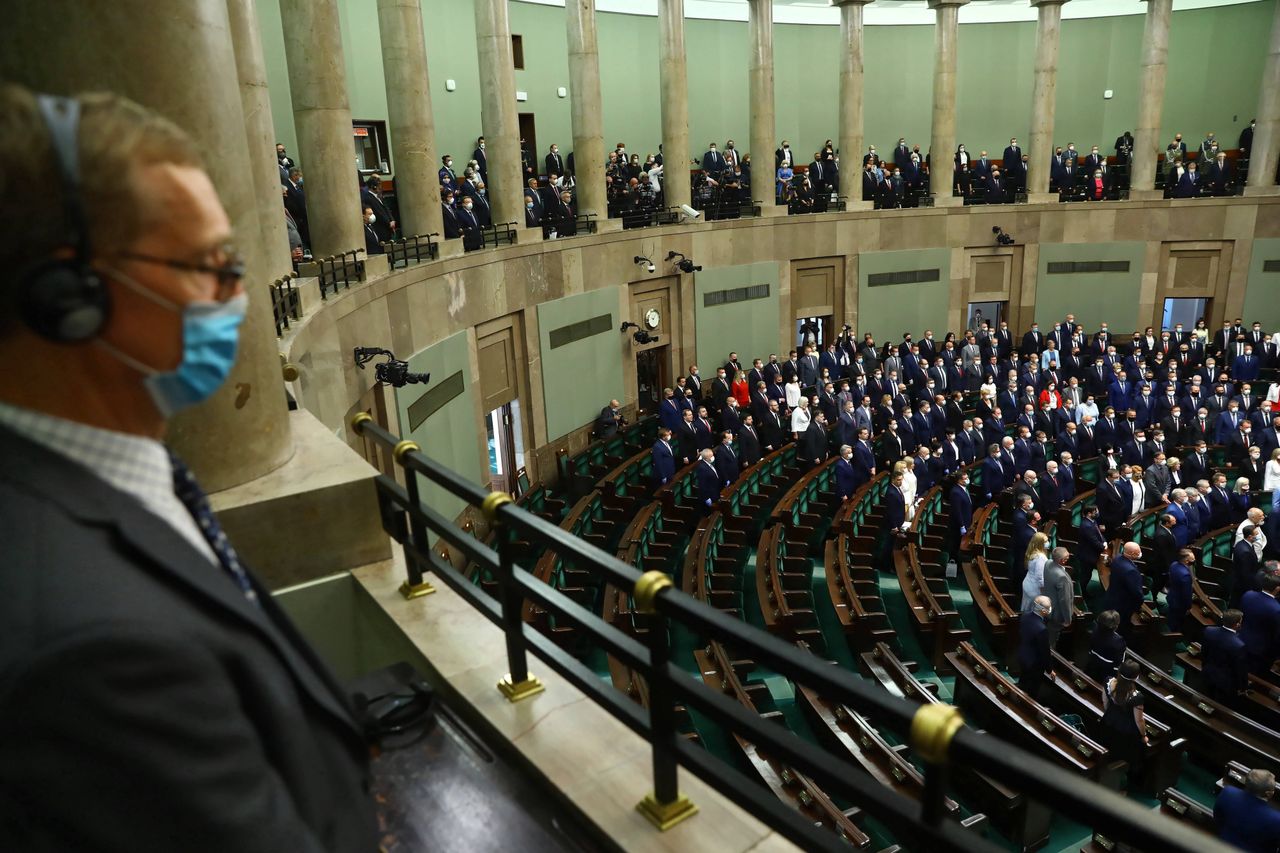 Koronawirus w Polsce. Posłowie i senatorowie robili "testy na życzenie". Zapłacili Polacy