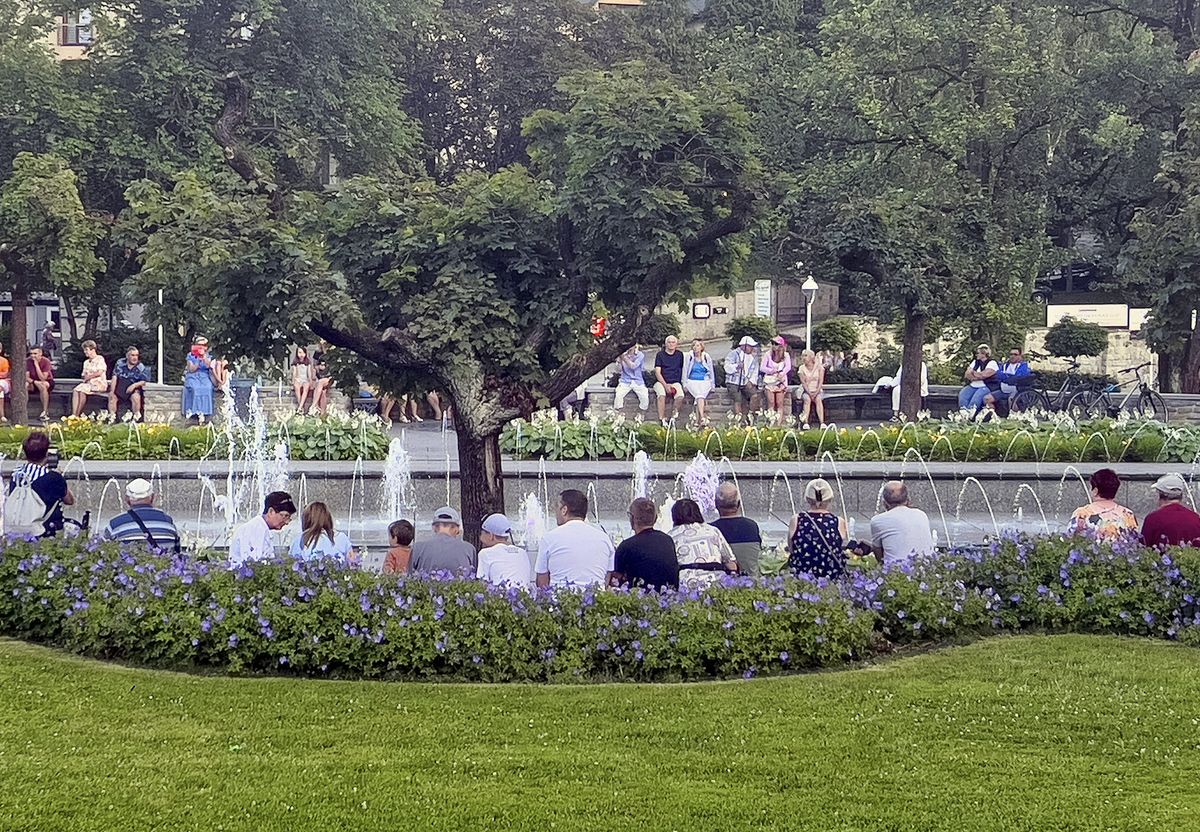 Kuracjusze wypoczywający przy fontannie w uzdrowisku Krynica-Zdrój