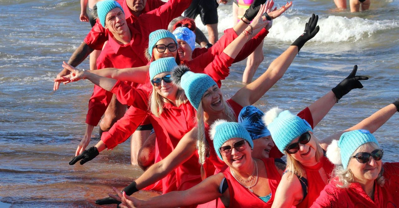 Mielno: Za 100 dni kolejny Międzynarodowy Zlot Morsów. Tradycyjnie już morsy świętowały studniówkę [ZDJĘCIA]