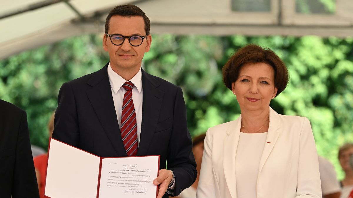 Solec nad Wisłą, 22.08.2023. Premier Mateusz Morawiecki (L) i minister rodziny i polityki społecznej Marlena Maląg (P) podczas spotkania z seniorami w Solcu nad Wisłą, 22 bm. Premier podpisał rozporządzenia w sprawie wysokości i terminu wypłat czternastych emerytur. Wcześniej rząd zapowiadał, że w tym roku kwota "czternastki" wyniesie 2650 zł brutto, a wypłatę świadczeń przewidziano na wrzesień. (mr) PAP/Piotr Polak