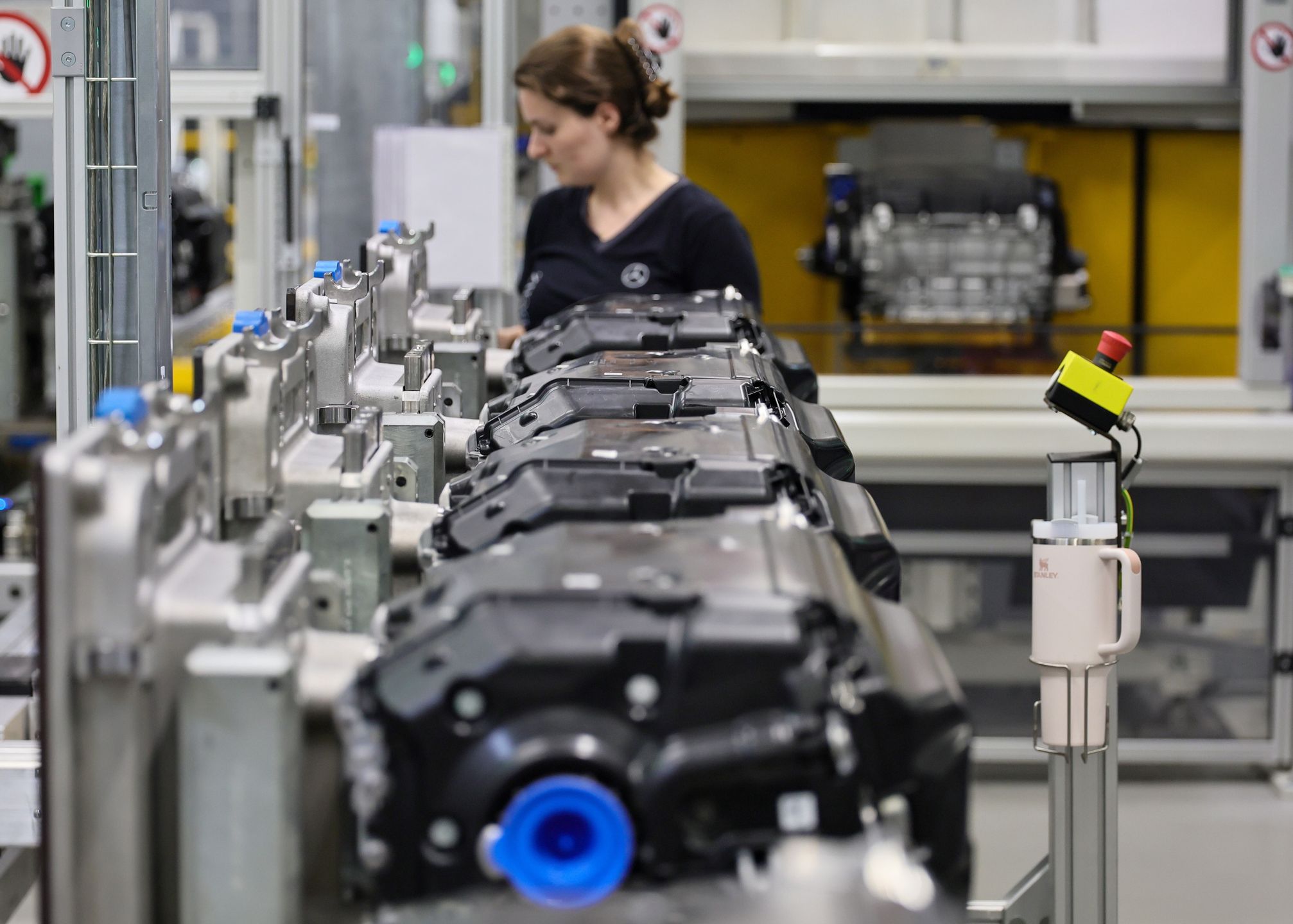 A part of the production process for the drive unit of CLA Mercedes electric cars at a factory in Untertuerkheim, Stuttgart, Germany, 30 June 2025. EPA/RONALD WITTEK Dostawca: PAP/EPA.