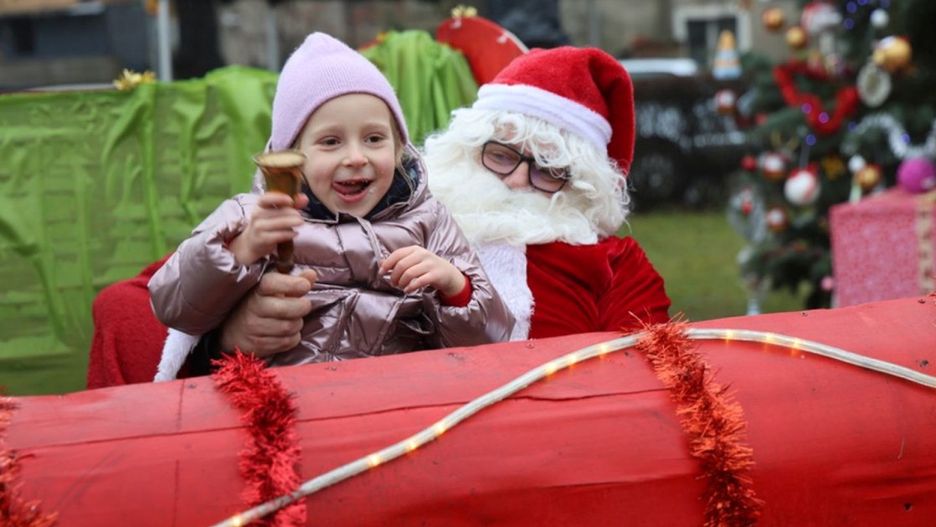 Święty Mikołaj ruszył w trasę po gminie Kunice (Jacek Stacewicz)