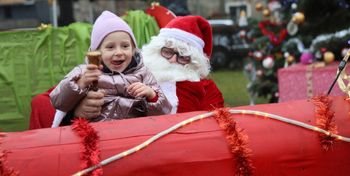 Kunice: Święty Mikołaj rozpoczął wizytę i spotyka się z dziećmi