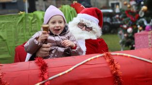 Kunice: Święty Mikołaj rozpoczął wizytę i spotyka się z dziećmi