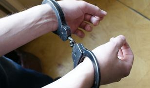 Wpadł złodziej katalizatorów. Przygniótł go samochód, który okradał