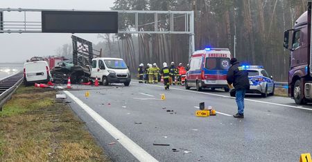 Wypadek na A4. Dwie osoby nie żyją, sześć jest rannych
