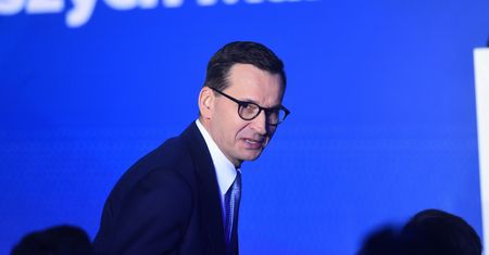 Miliony dla piłkarzy. Premier w końcu zabrał głos