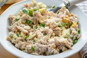 Na śniadania robię tę pyszną sałatkę. Ma dużo zdrowych tłuszczów i jest napakowana białkiem