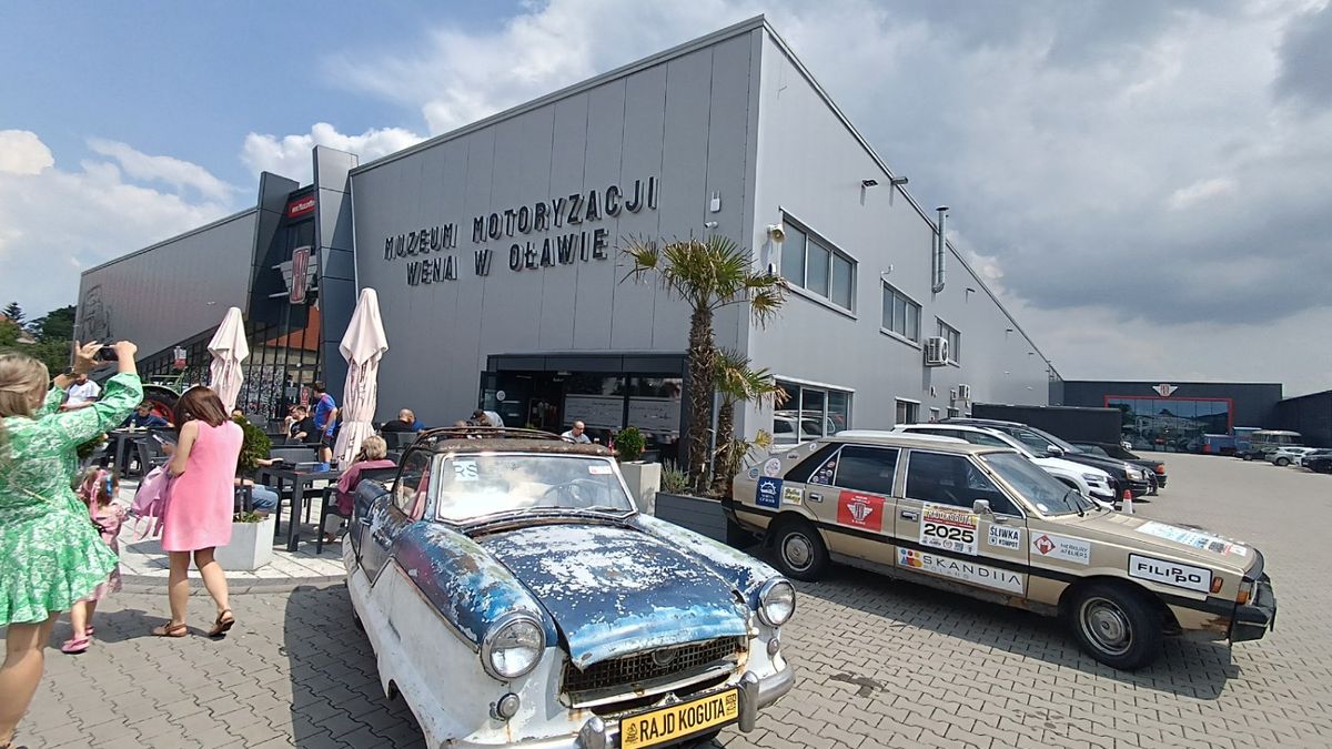 Budynek Muzeum Motoryzacji WENA w Oławie i zabytkowe samochody przed wejściem
