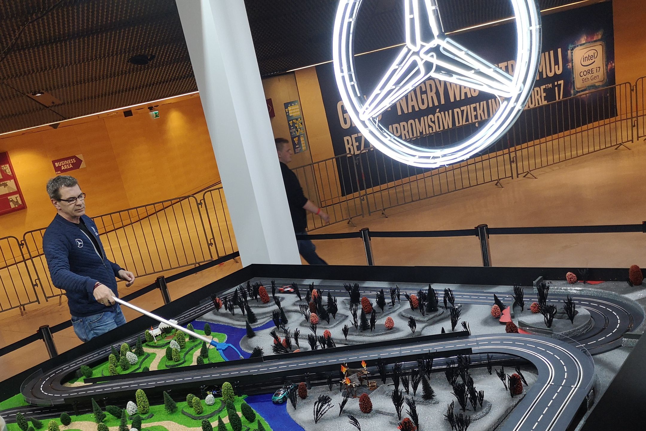 Gracze mogą się zmierzyć na tworze z elektrycznymi modelami samochodów. Tor osadzono na makiecie, która fanom e-sportu powinna być znajoma.