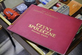 Najcenniejsze przedmioty z czasów PRL. Na takie "skarby" polują w 2025 roku kolekcjonerzy staroci