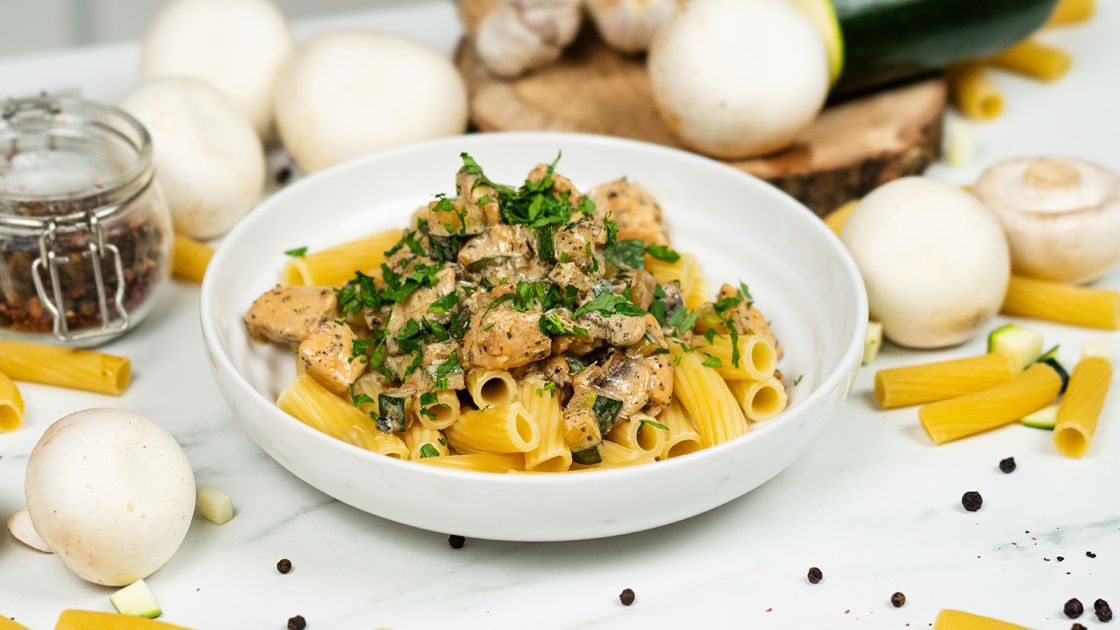 Makaron z kurczakiem, cukinią i pieczarkami